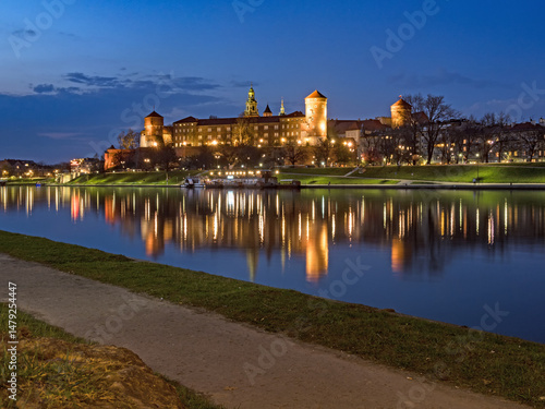 Die historische Wawelburg spiegelt sich zur blauen Stunde im Wasser des Flusses Weichsel, Krakau, Polen