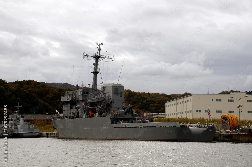 Fototapeta premium 港の護衛艦