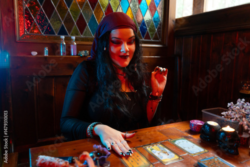 Foto Fortune teller reading tarot cards in mystical atmosphere