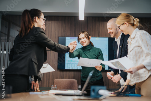 Fotografi Professional team discussion promoting collaboration and goal alignment, with en