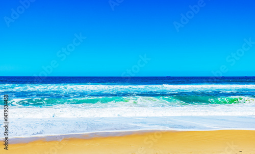 Brandung an einem wunderschönen Sandstrand i