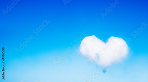 Wolkenherz vor eiem blauen Himmel