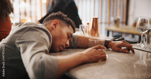 Foto Man, drunk and sleeping on bar counter for alcohol abuse, addiction or intoxication at restaurant