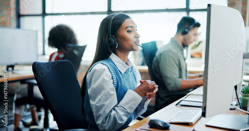 Carta da parati Business, woman and talking with computer at call centre for customer service, questions and advisor
