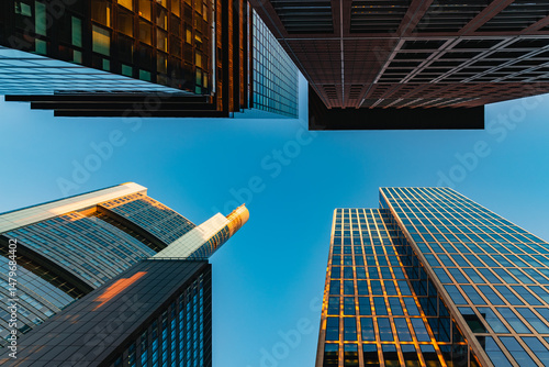 Frankfurter Skyline – Blick nach oben zwischen Hochhäusern bei Sonnenuntergang.