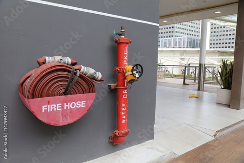 фотографія Fire hose and hydrant in Singapore City public building