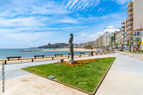 Fotografie Statue overlooking sant antoni de calonge beach in catalonia, spain