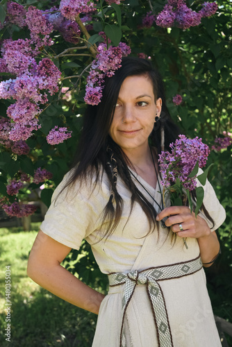 Wikinger Frau mit Flieder 