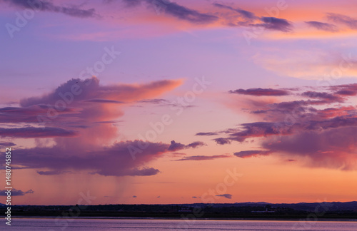 Nubes purpuras y naranjas al atardecer