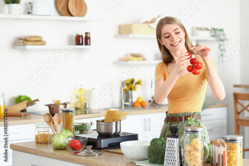 Young woman with fresh toma...