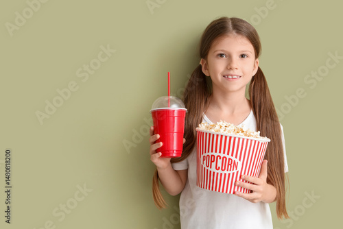 Little girl with popcorn an...