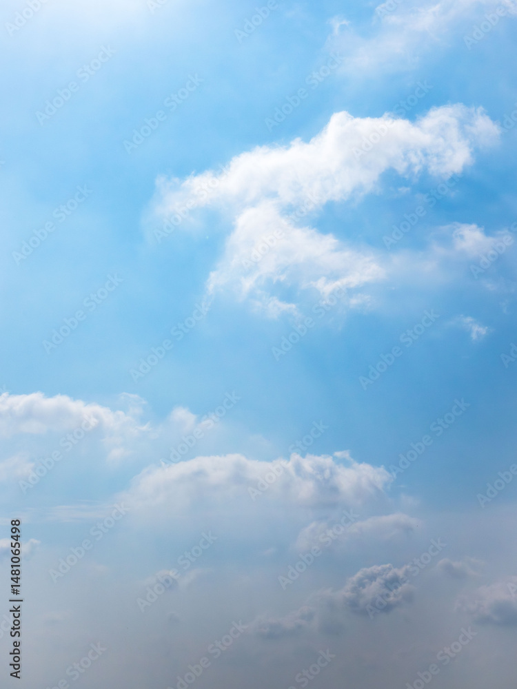 Obraz premium 5月の山から見た日差しの強い青空と雲07