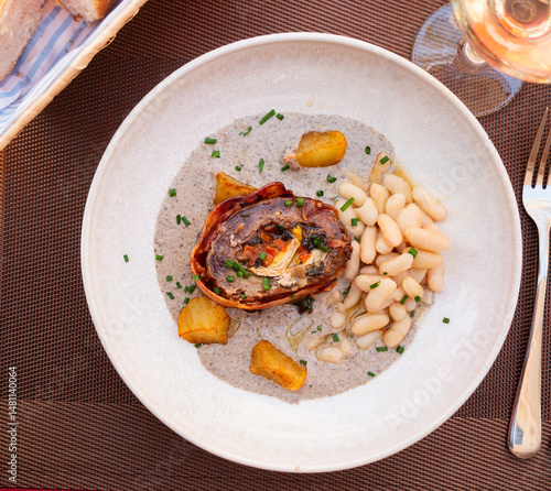 Obraz na płótnie Delicious meatloaf served with beans and potatoes in sauce on plate w salonie