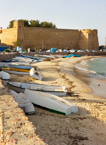 Obraz na płótnie Medina of Hammamet on Mediterranean coast in Tunisia, Africa. Ancient fortress and fishing boats on beach w salonie