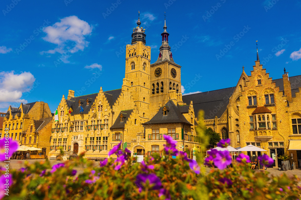 Obraz premium Market Square of Belgian city of Diksmuide with Gothic Town Hall and St Nicholas Church at summer day