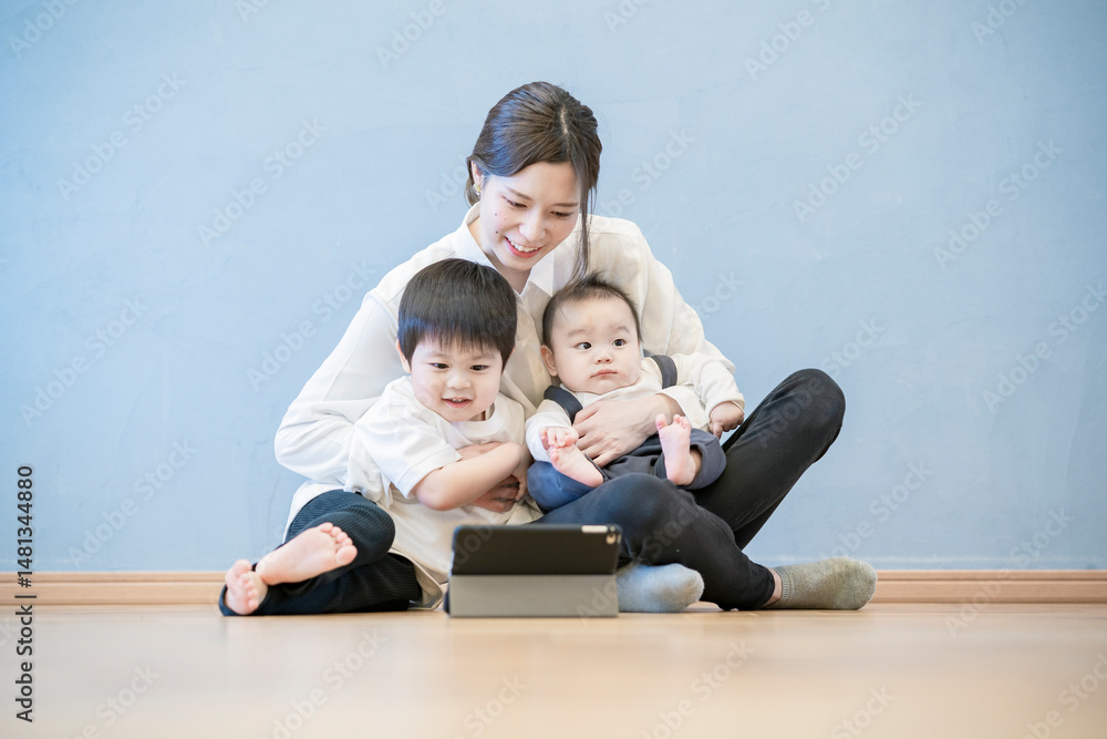タブレットPCを使ってオンラインコミュニケーションを楽しむ親子 タブレットPCを使ってオンラインコミュニケーションを楽しむ親子