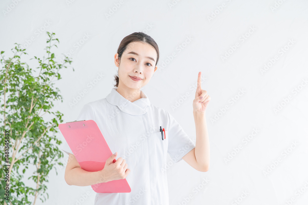 指で「1」をつくる白衣の女性 指で「1」をつくる白衣の女性
