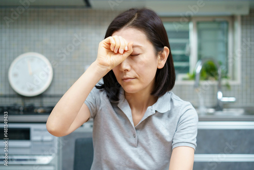 頭痛に悩む女性