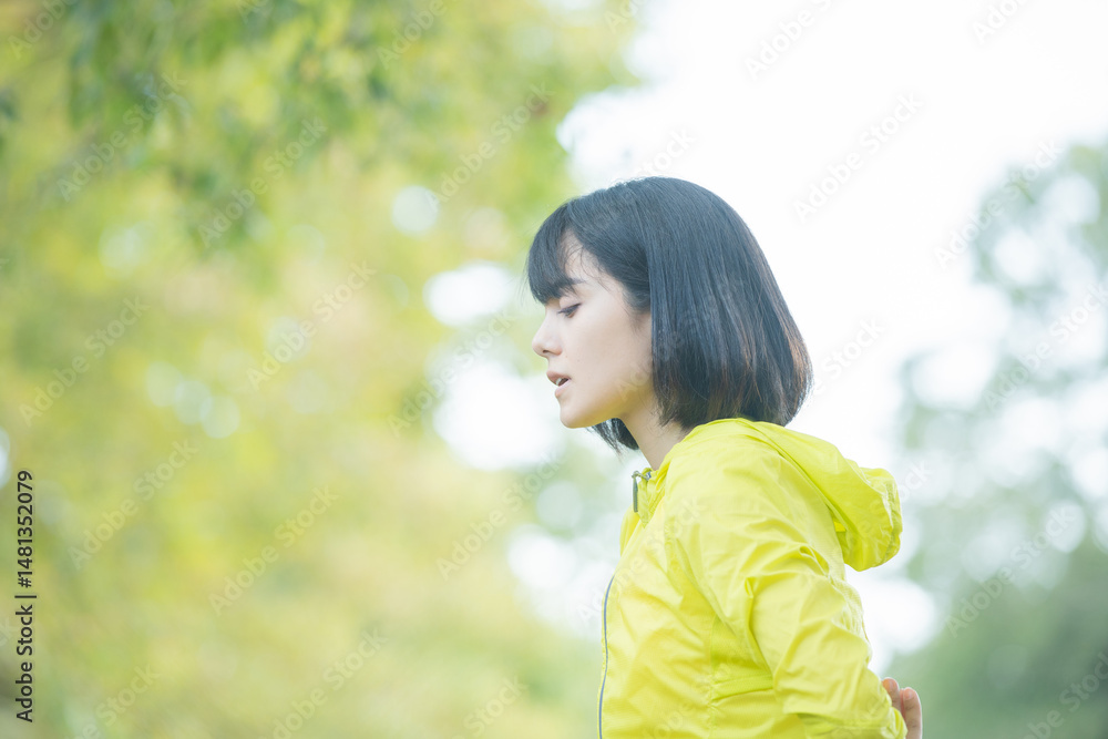 運動中に深呼吸をする女性 運動中に深呼吸をする女性