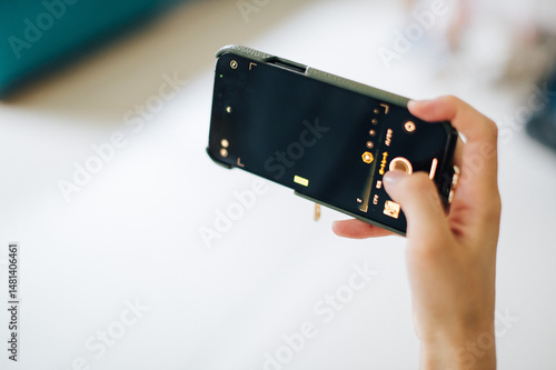 スマホで写真を撮る女性