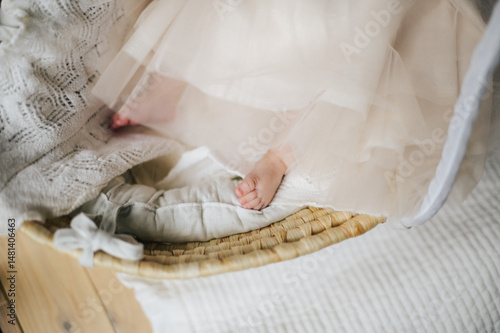 ドレスからのぞく赤ちゃんの足