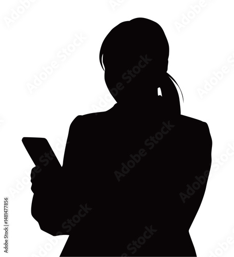 スマホを見るビジネスウーマンのシルエット