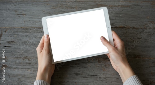 Photo Woman Holding Blank S...