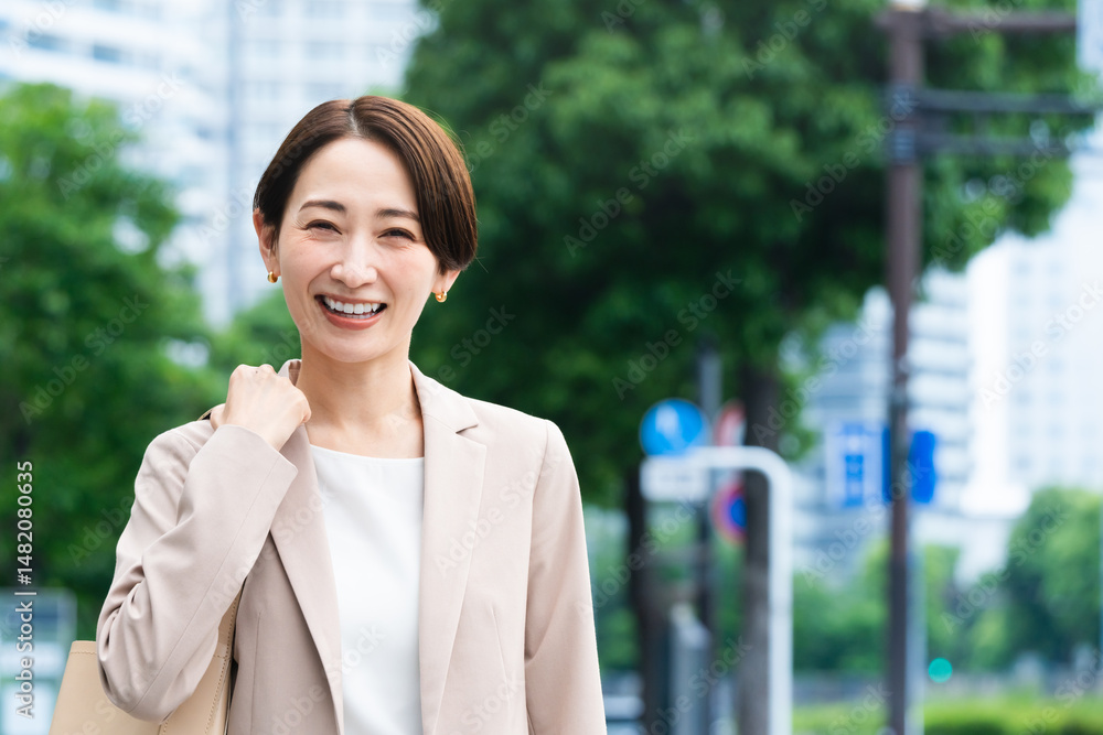 Fototapeta premium カジュアルスーツを着た若い女性 ビジネスイメージ