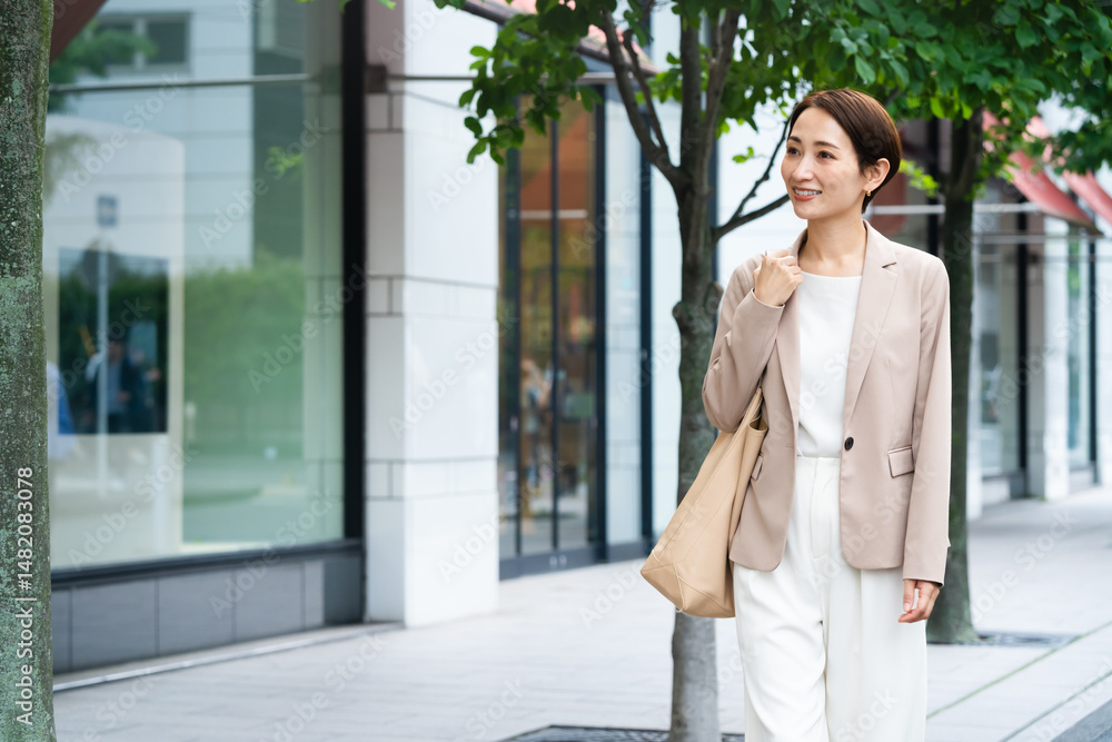 カジュアルスーツを着た若い女性 ビジネスイメージ カジュアルスーツを着た若い女性 ビジネスイメージ