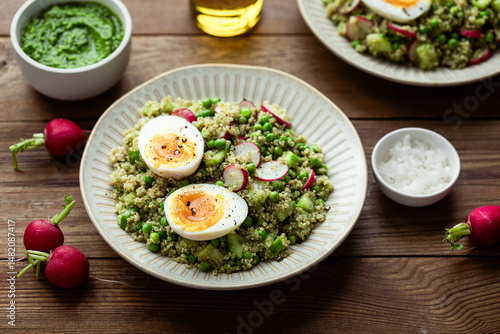 Canvastavla salade fraiche façon taboulé de petits pois, concombre, radis, quinoa, pesto de