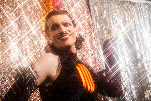 Fotografie Vibrant Drag Queen Star Exuding Confidence and Creativity in a Dazzling Portrait