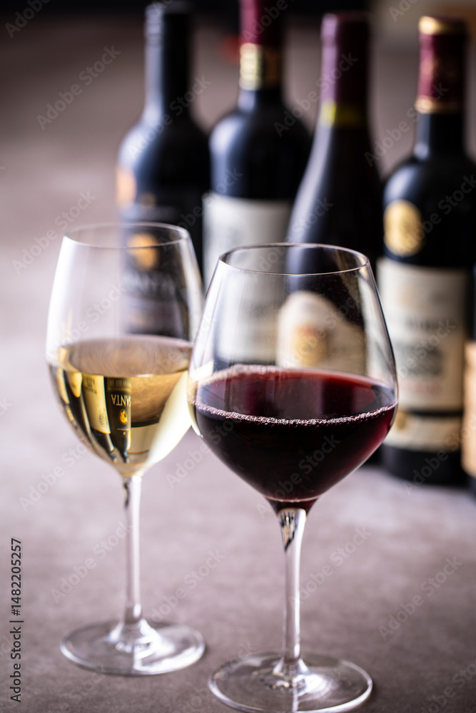 Fototapeta premium レストランでワインを飲む 