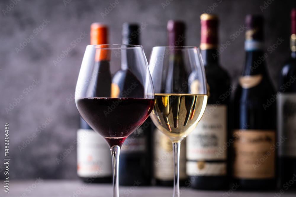 Naklejka premium レストランでワインを飲む 