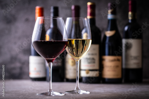 レストランでワインを飲む 