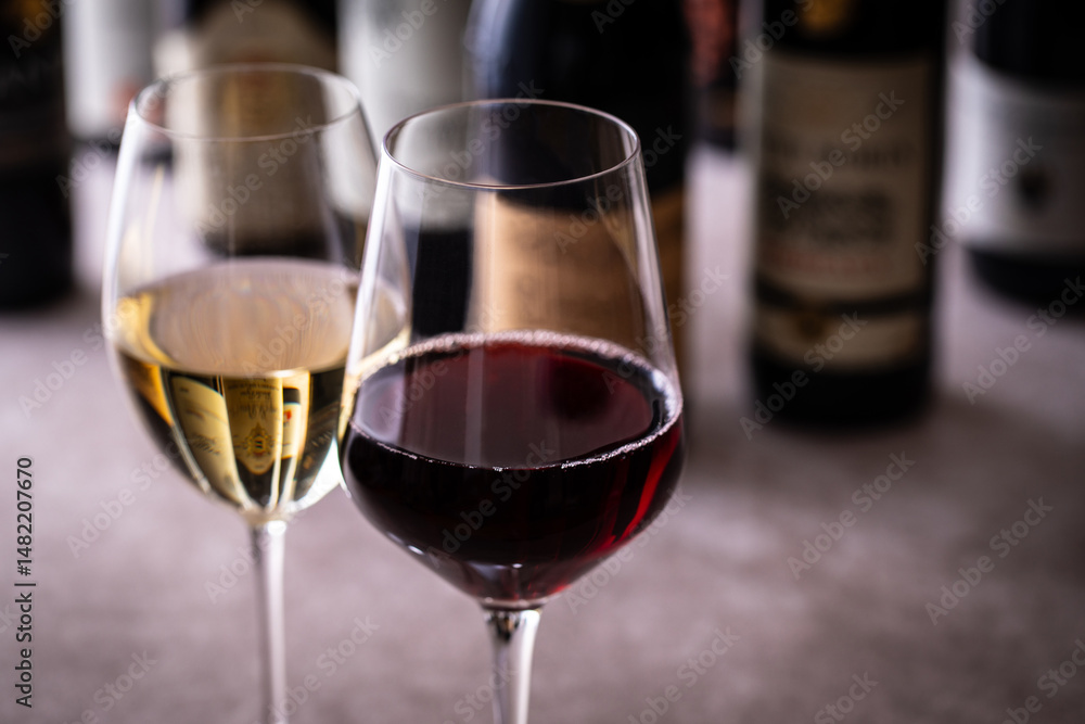 Fototapeta premium レストランでワインを飲む 