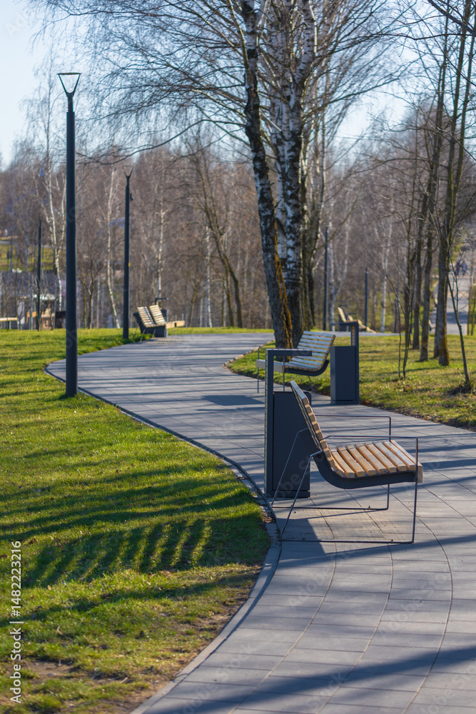 Obraz premium Wooden benches and chaise lounges for rest on the streets of the city and in the park, public places