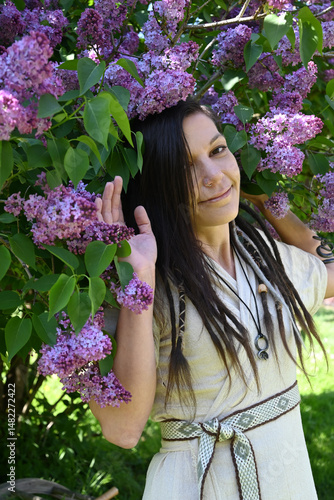 nordische Frau mit Flieder 