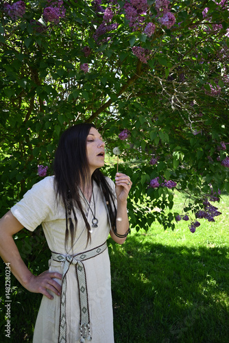 nordische Frau mit Flieder 