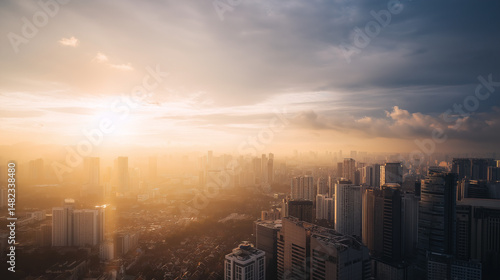 朝日が差し込む雲海に包まれた高層ビル群の都市風景
