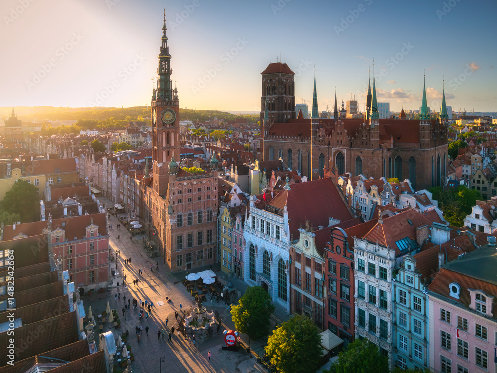 Obraz premium Main town of Gdansk with the historic architecture at sunset, Poland.