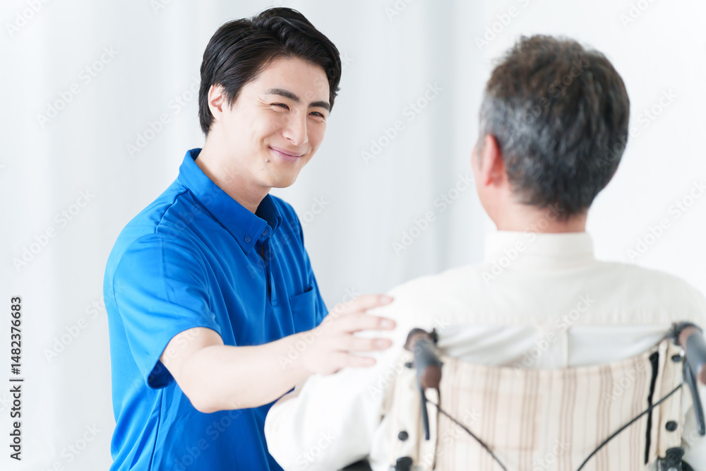 Obraz premium 男性介護士と車椅子に乗った高齢者男性