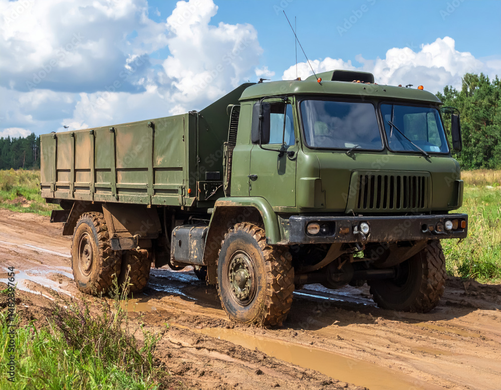 Obraz premium Military truck on a muddy road