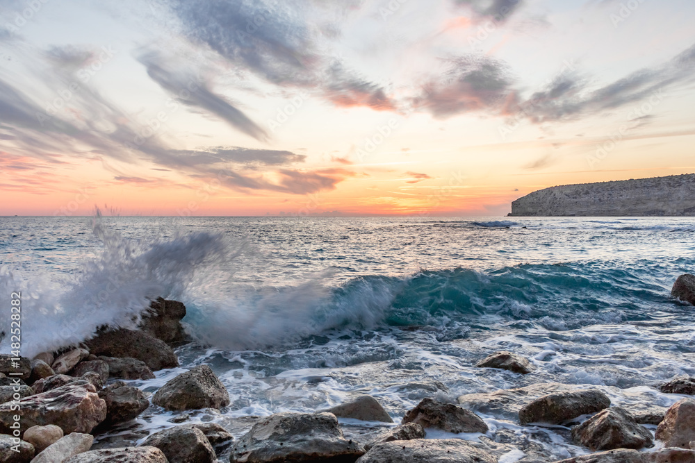 Obraz premium Dramatic Sunset Highlights Azure Ocean Beauty.