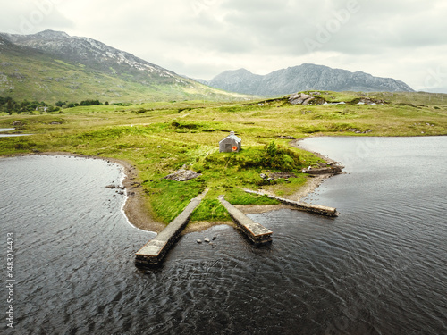 Steinmole und einsames Häuschen am Ballynahinch Lake