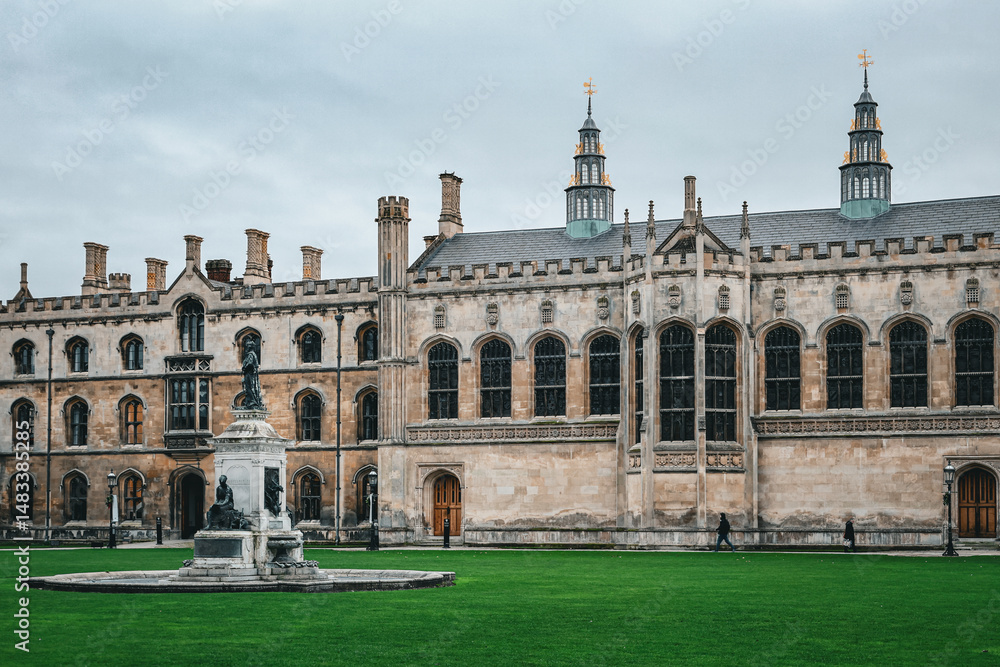 Obraz premium Street photography in Cambridge, Great St Mary's, King's College Chapel