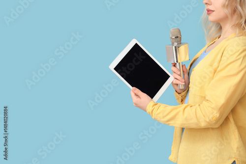 Female journalist with micr...