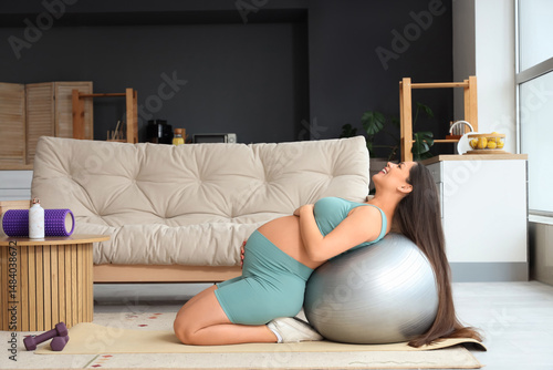 Sporty pregnant woman train...