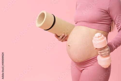 Young pregnant woman with y...