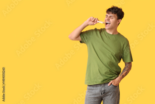 Handsome young man eating s...