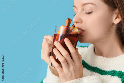 Beautiful young woman drink...